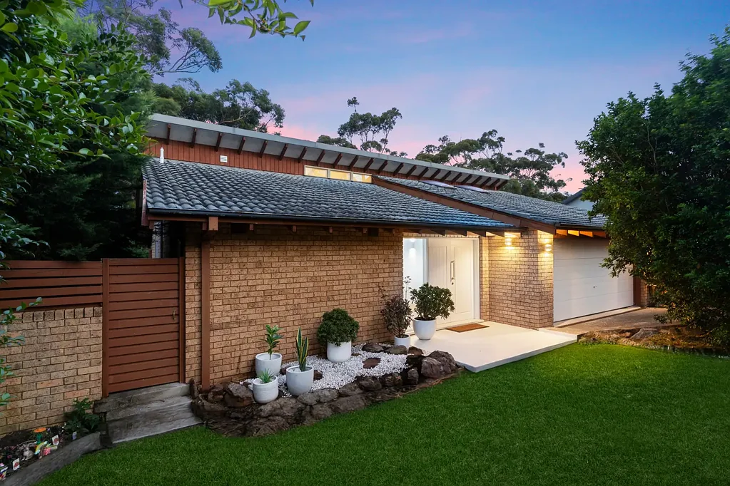 Gymea Bay 4房 全新翻新装修 四居室明亮的现代内饰 宽敞的起居空间 私密绿意后院 便捷学校公园位置 Modern Family Retreat With Bush Views