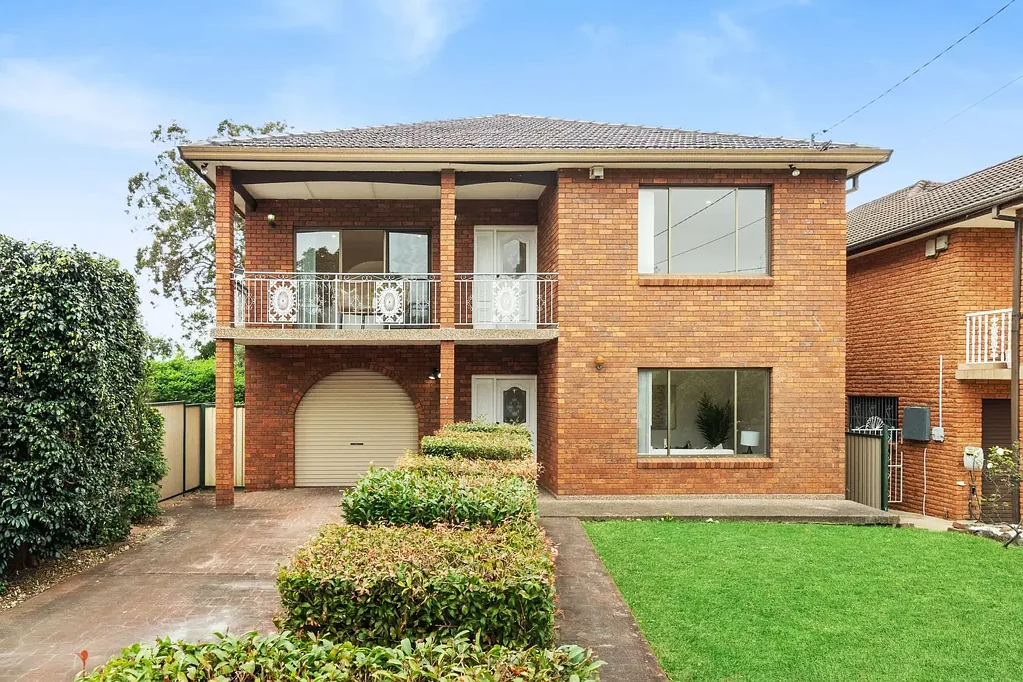 Bankstown 6Zimmer Double brick five-bedroom home just 700m from Yagoona Station