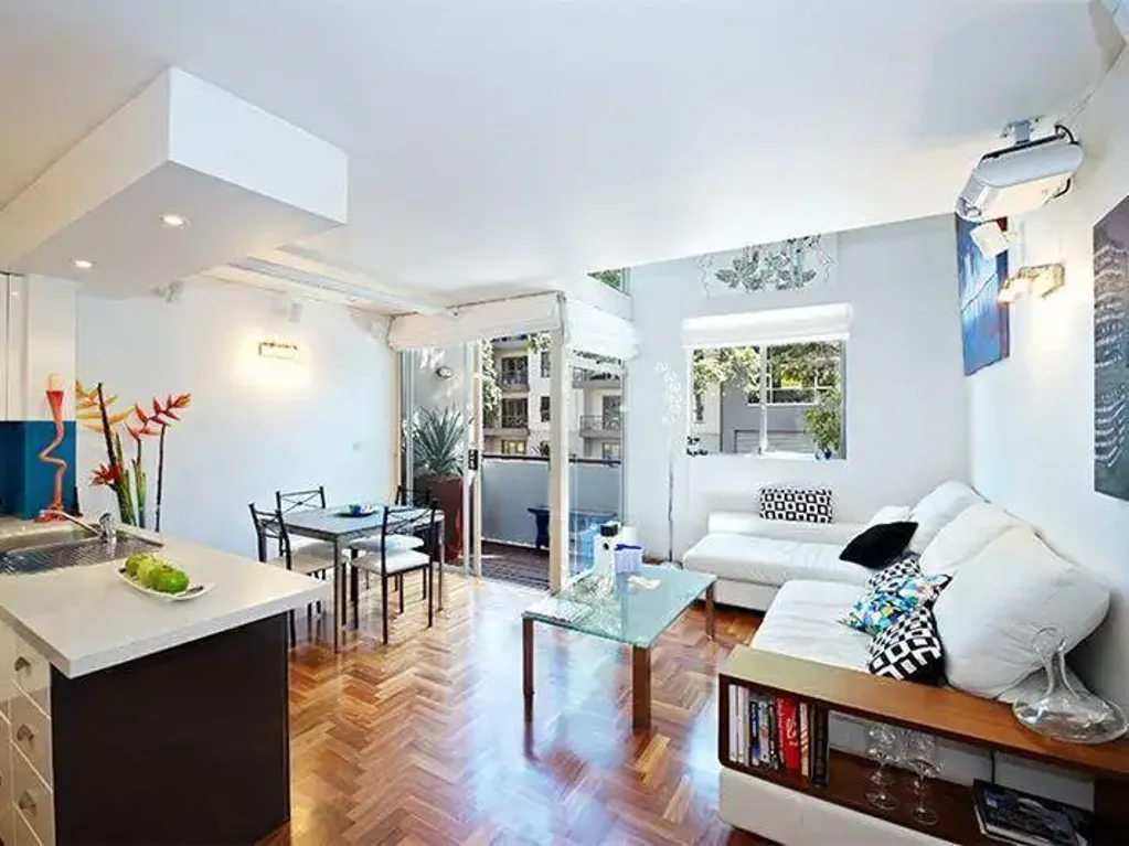 SPACIOUS ONE BEDROOM APARTMENT IN SUPER CONVENIENT LOCATION WITH PARKING!