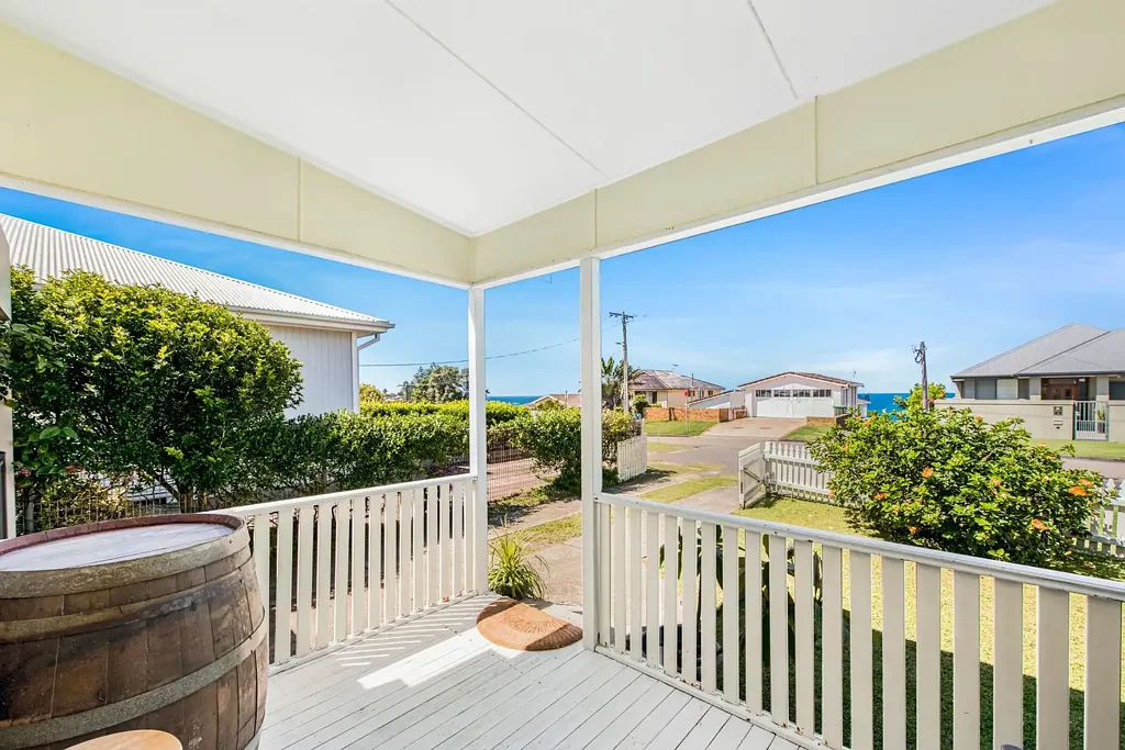 Classic Surf Shack – Blue Bay Water Views