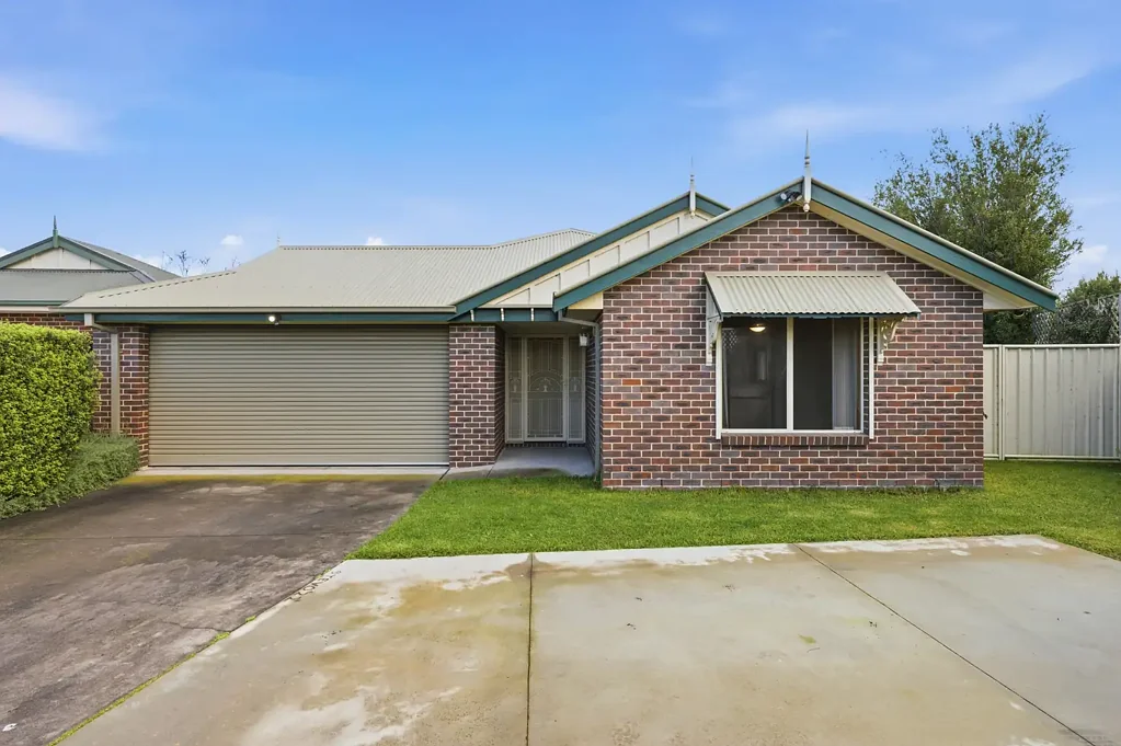 Well-Maintained Family Home in Quiet South East Sale Court