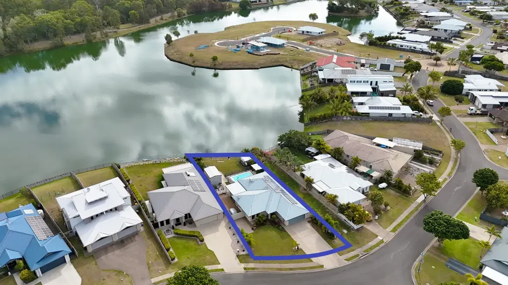 Toogoom 4ਬੈੱਡਰੂਮ Lake Front Family Home, Pool And Room For The Caravan, Walk To The Beach!