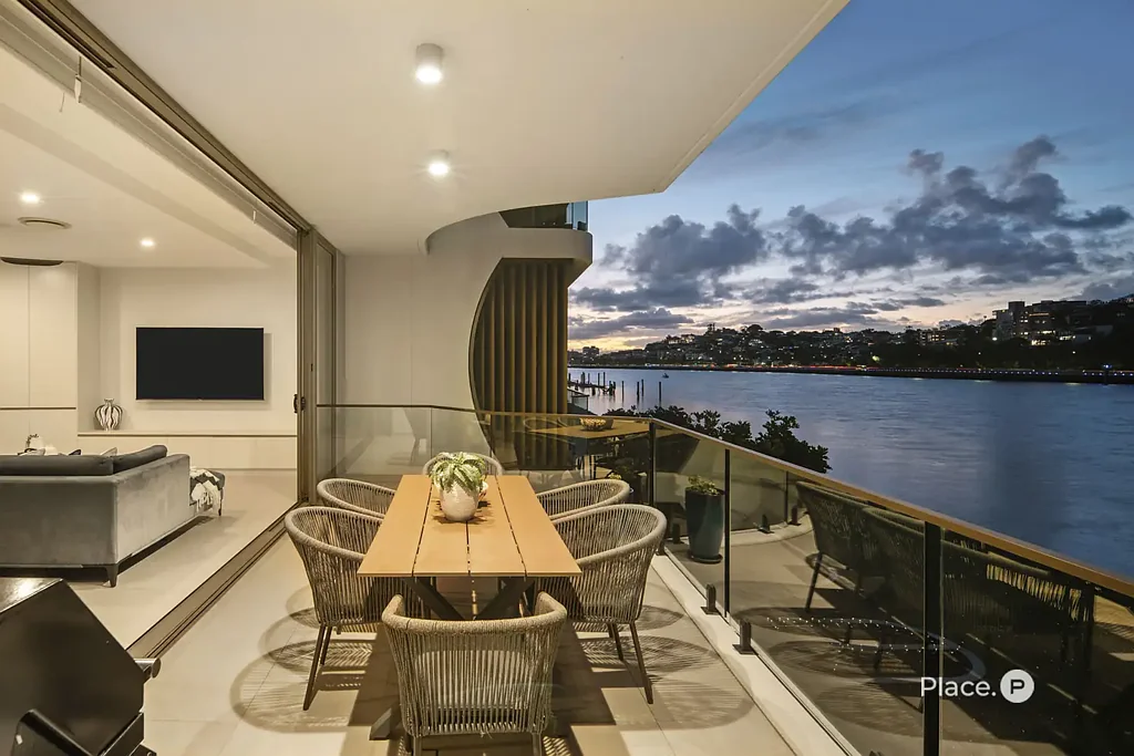 Bulimba 3બેડરૂમ Sophisticated Riverfront Living in Prestigious One Bulimba