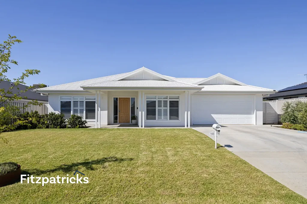 Gobbagombalin 4 Bedroom Enjoy all of the creature comforts of this sophisticated and custom built Gobbagombalin home.