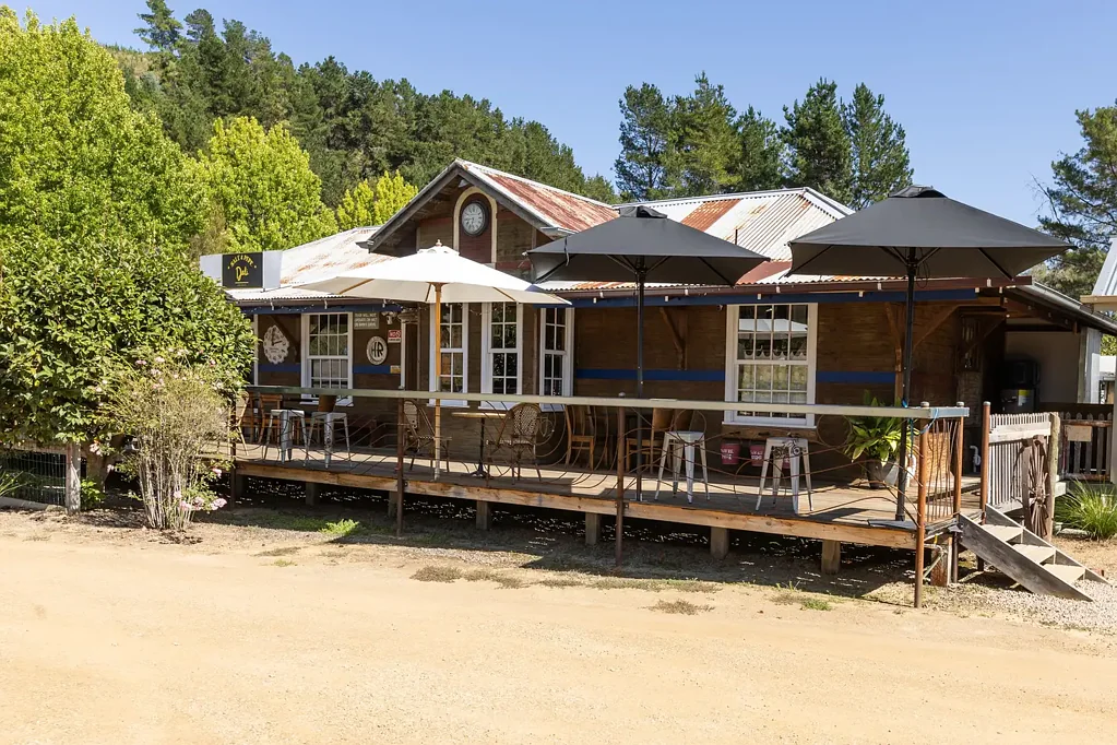 Porepunkah 3Zimmer Riverside property offering endless potential for mixed residential and commercial use