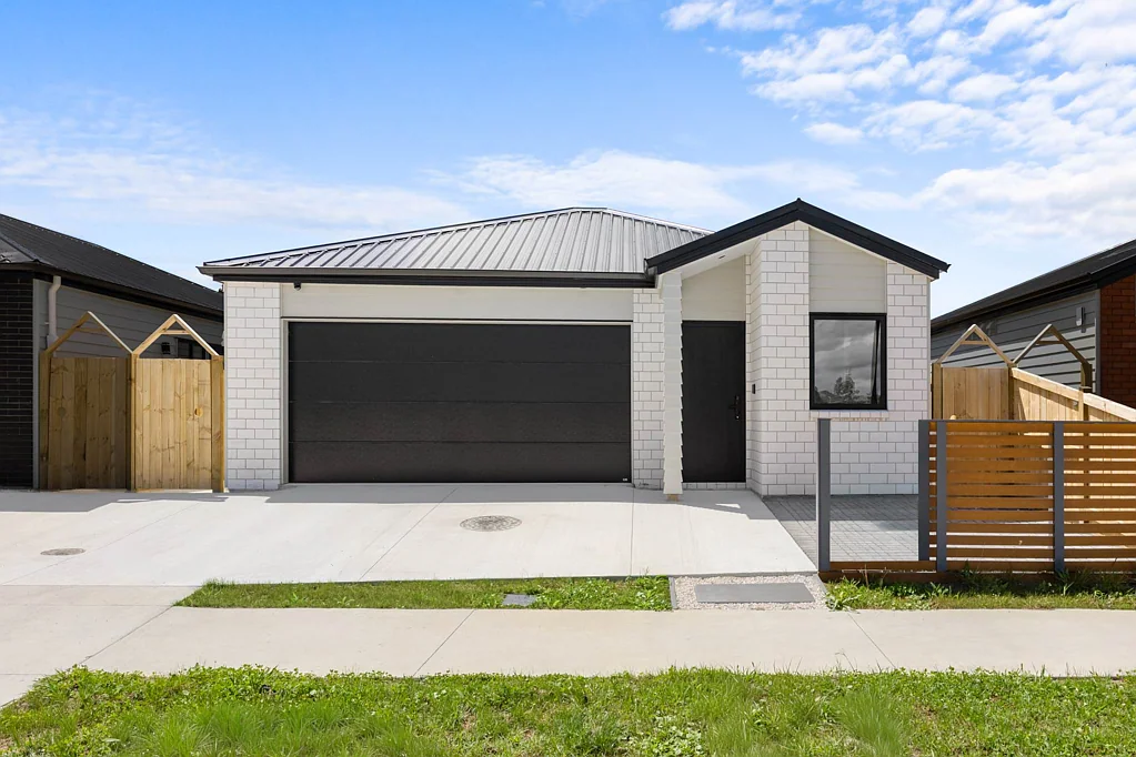 Opaheke 4 Slaapkamer Elegant Reserve-Facing Home with Double Garage