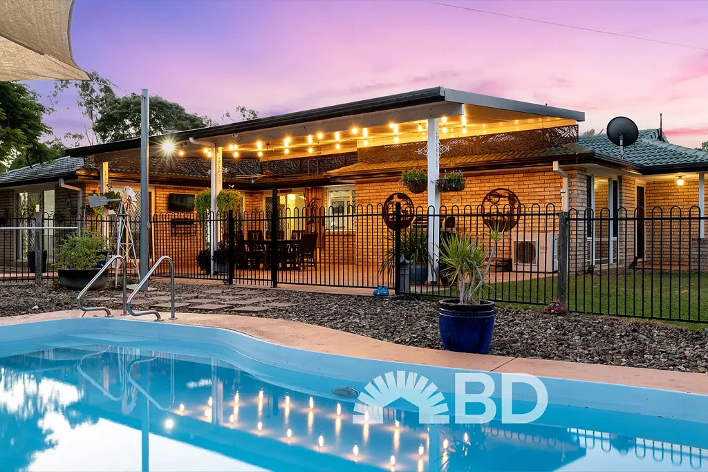 Burpengary 4房 宽敞转角地块 3011㎡完全围栏 地面泳池 篝火区 太阳能系统 安全摄像头 便利生活空间 More Space, More Freedom, More Possibilities