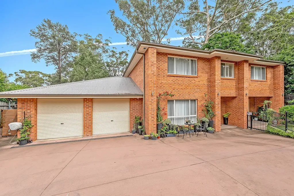 Pennant Hills 5Kwarto Elevated Details, Prime Location: Light-Filled Custom Residence at Blue Ribbon Address!