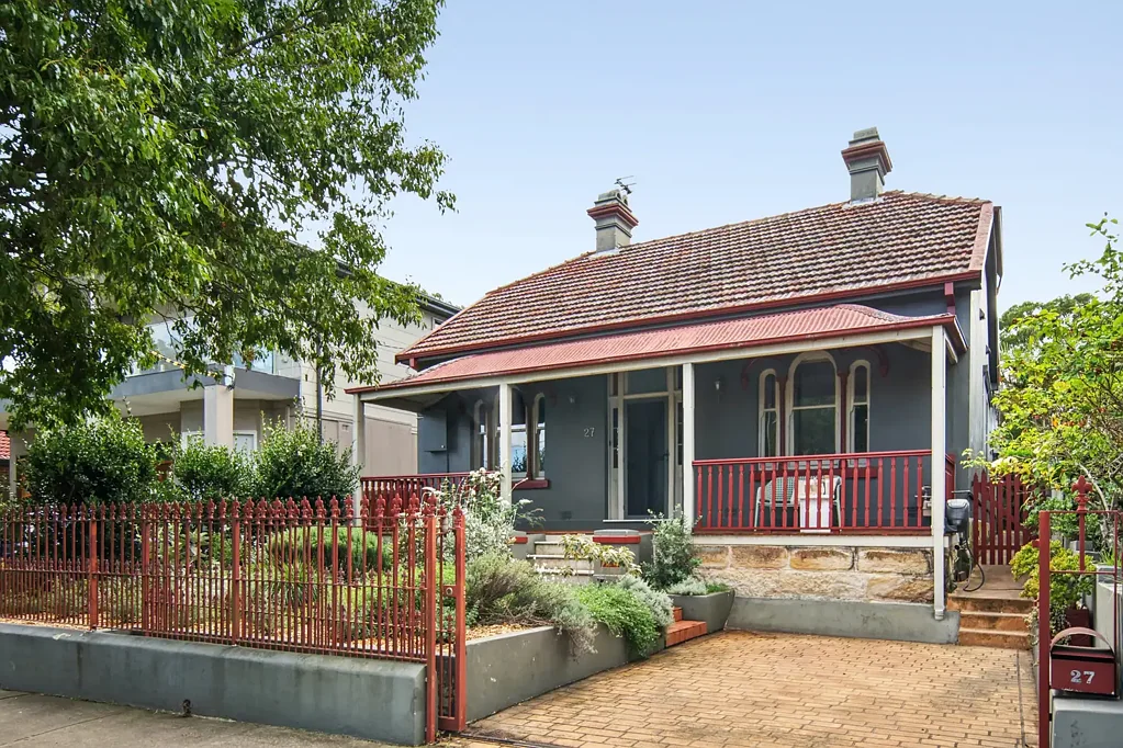 Ashfield 4Habitaciones Cottage Charm & Single Level Pleasure, Steps to Shops, Bus and Rail