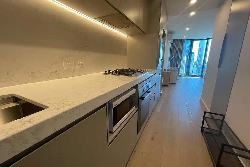 CHIC ONE BEDROOM FURNISHED APARTMENT IN STYLISH COMPLEX!