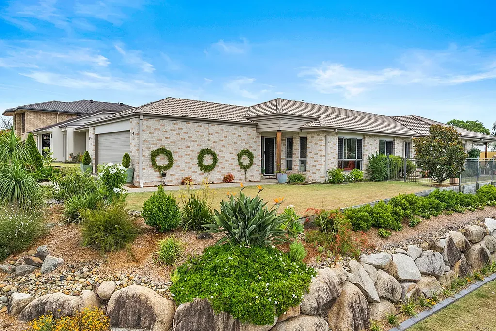 Beautiful Home in Sought Out Location (Mansfield State School Catchment Area)