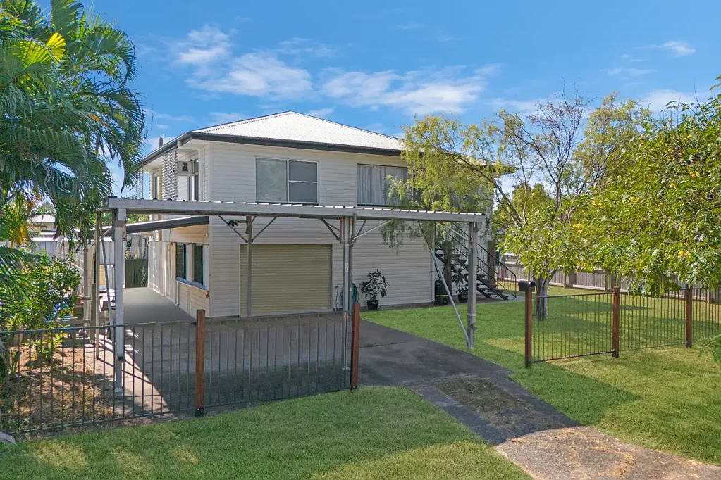 Oonoonba 3 Slaapkamer Highset Home on 1,012sqm - Space, Updates & So Much Potential