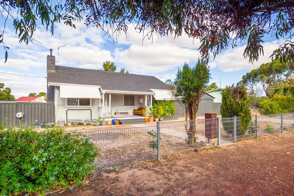 Northam 3房  Saturday 2nd May Home Open Postponed

Freshly Renovated Character Home on Unique Triangle Block – Walk to Northam's Best Facilities