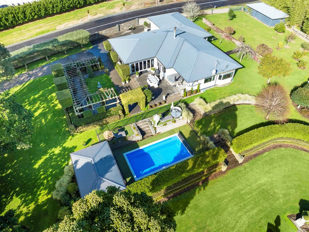 Waiuku 3房 价格指南：$200万以上！1920年代经典豪宅 占地24.8英亩 奢华泳池与果园 ​打造完美生活方式！ MODERNIZED GRANDEUR FOR THE HISTORICAL CONNOISSEUR