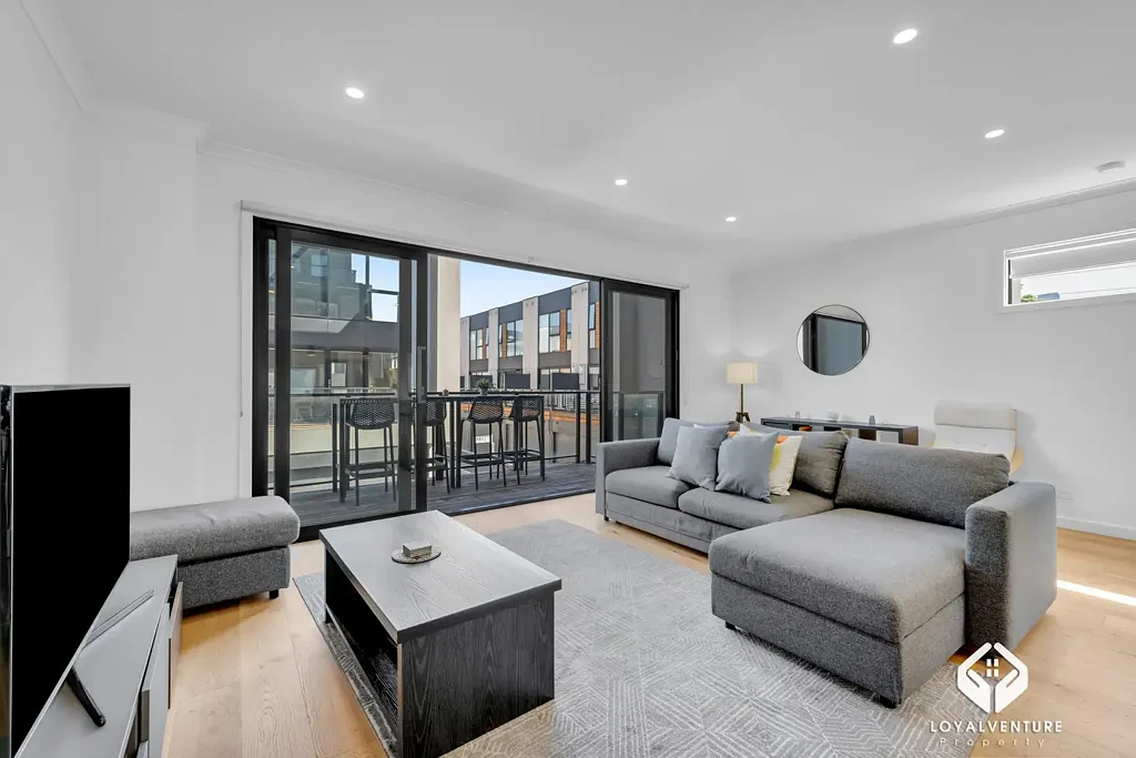 Port Melbourne 4 Bedroom CORNER BLOCK - Luxurious Townhouse Lifestyle