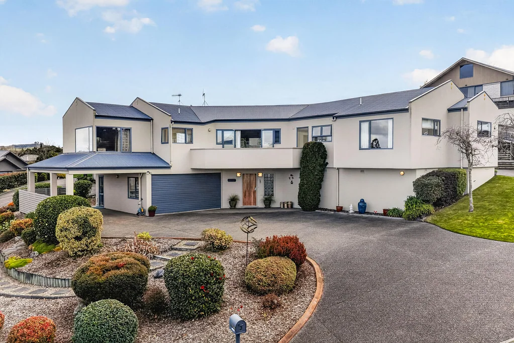 Rangatira Park 3房  A Much-Loved Home with Views to Treasure
