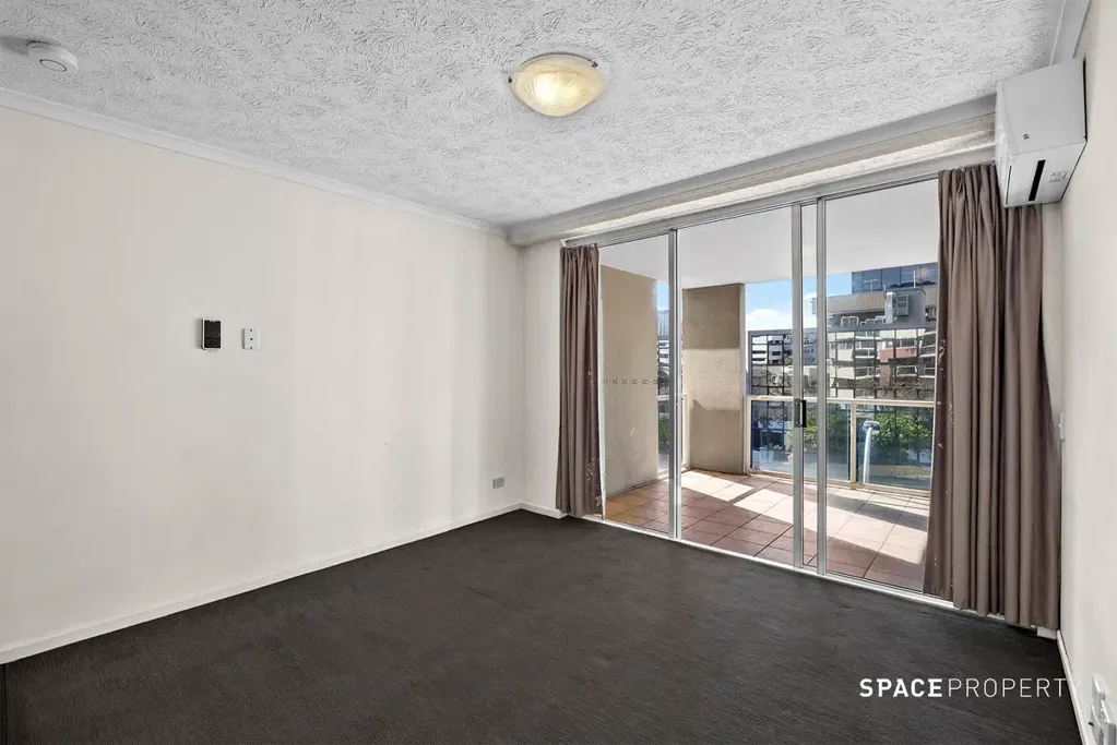 Fortitude Valley 1房 市中心黄金地段 宽敞一居室 开放式布局 超大带顶阳台 充足自然光 现代厨房 安全停车 设施齐全 便捷生活 Spacious Inner-City Living with Oversized Entertainer’s Balcony in Cathedral Place