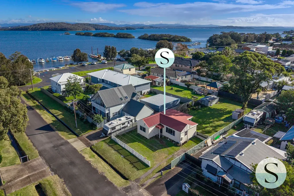 Swansea 2ห้องนอน Less than 100m to The Lake - Jetty, Moorings & Boat Ramp! Almost 700m2 of North Facing Flat Land, Tenant Keen to Stay Until You Renovate or Detonate!