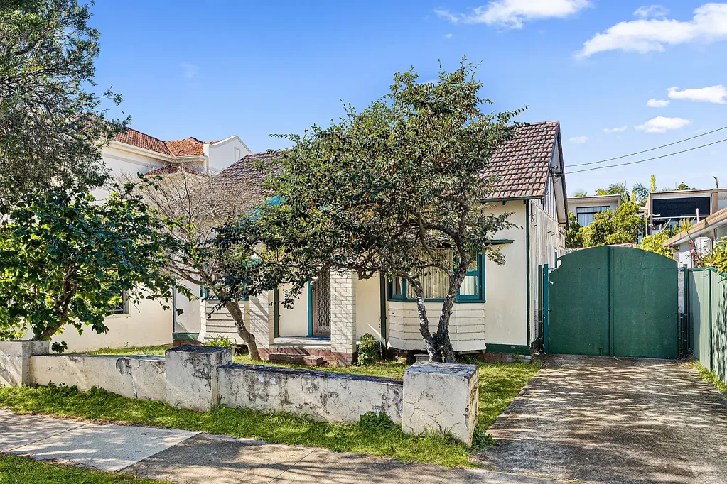 Sans Souci 3कमरा Prime Bayside Location with Amazing Potential