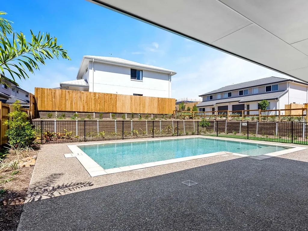 Available June 2026!! HUGE townhouse & garden shed for extra storage