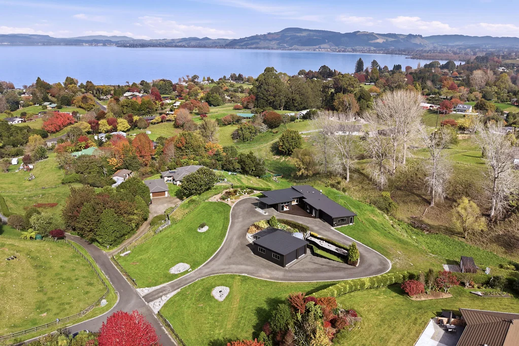 Hamurana 4房  Luxury, Space & Spectacular Lake Views