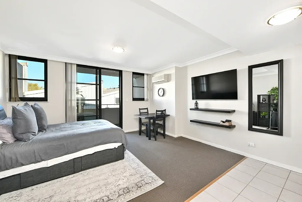 LEASED- HOLDING DEPOSIT RECEIVED