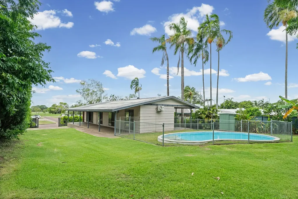Gray 3Habitaciones Prime Gray Location with Pool and Outdoor Entertaining