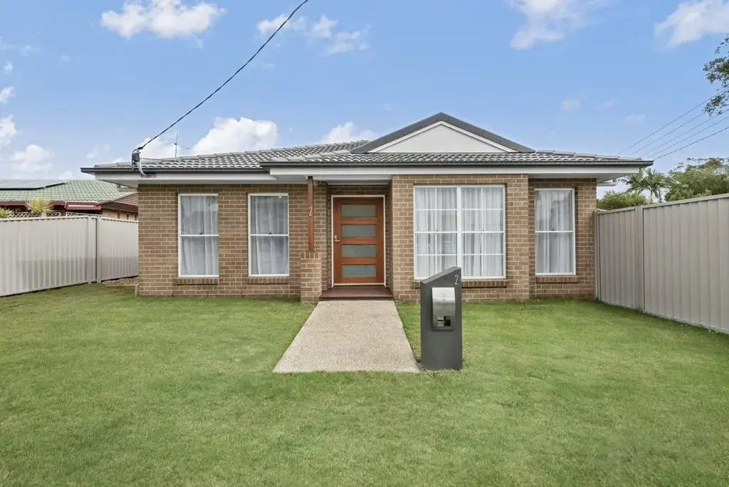 Capalaba 4 Slaapkamer Contemporary Family Living on a Corner Block