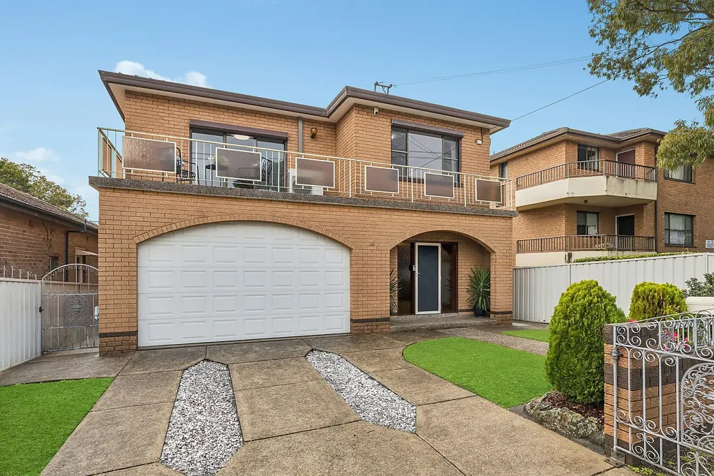 Hurstville 5침실 Oversized family home with growth opportunities