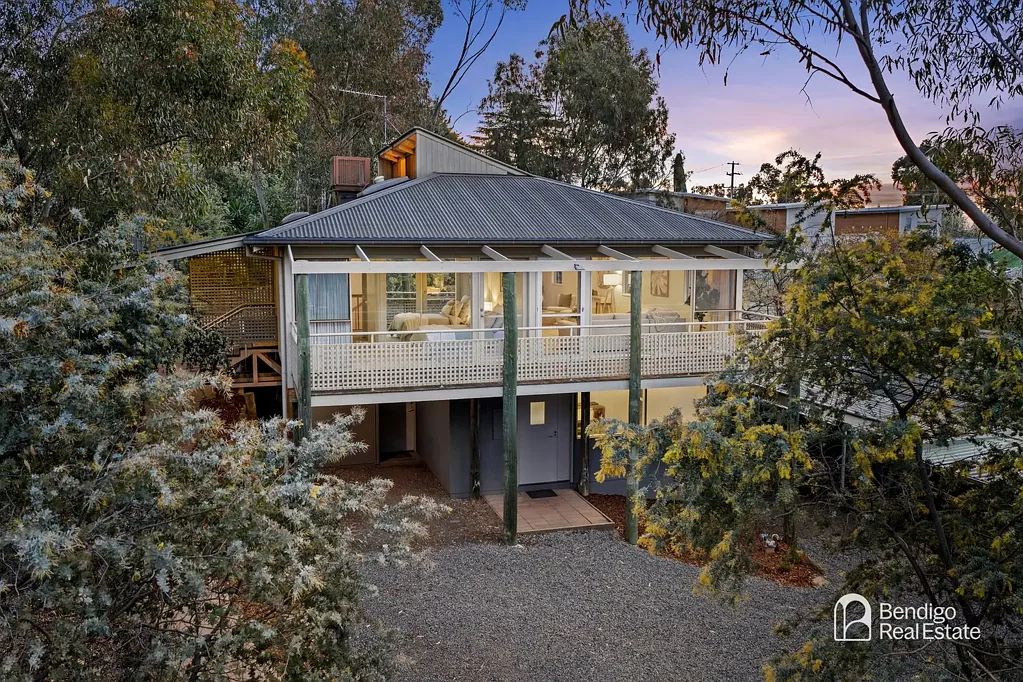 Quarry Hill 3Kwarto A Unique Architectural Home, Surrounded by Trees and Views.
