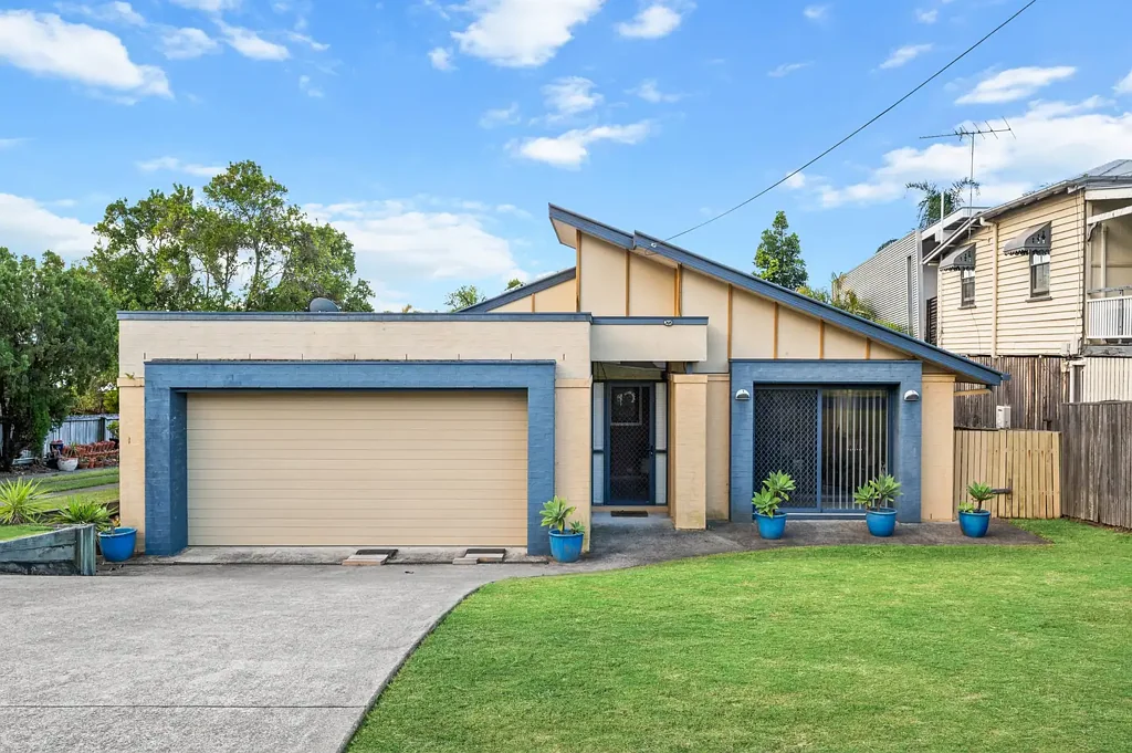 4-BED MODERN HOME IN CENTRAL SALISBURY LOCATION (Water included)