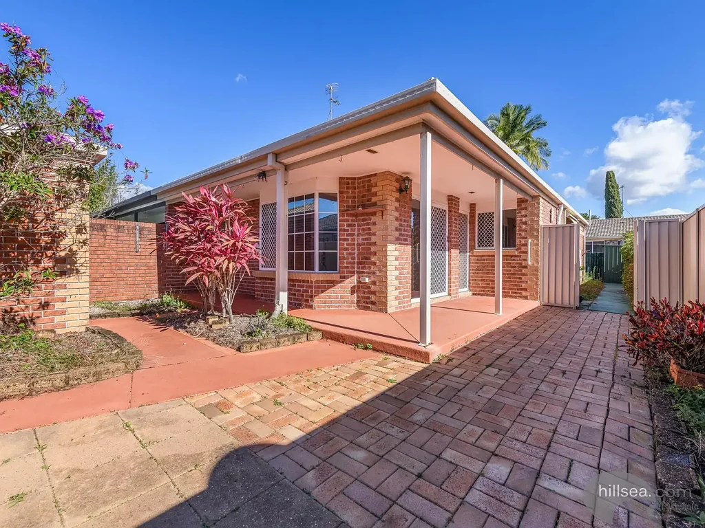 Labrador 2 Bedroom SPACIOUS EAST-FACING DUPLEX IN PRIME LOCATION – PACKED WITH POTENTIAL !