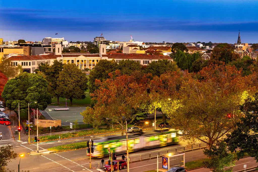 Melbourne 1 Bedroom Move in or invest - Celebrate this brilliant location