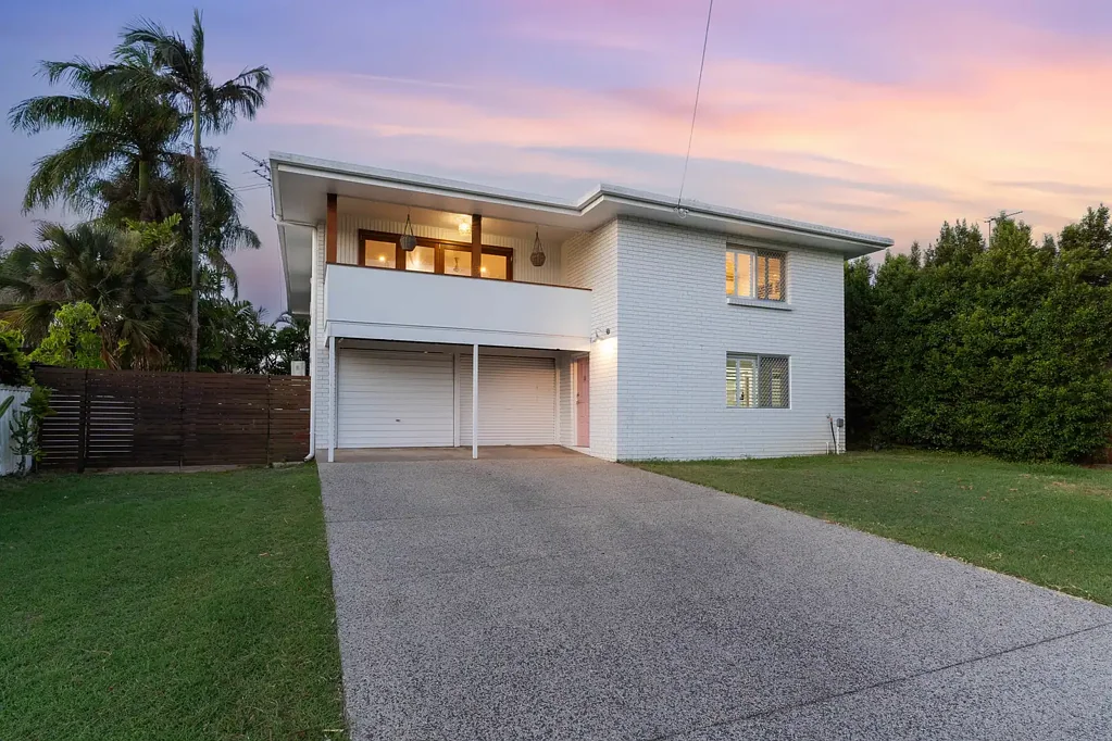 Frenchville 3غرفة نوم Double-Storey Brick, Pool, Rumpus & Modern Living