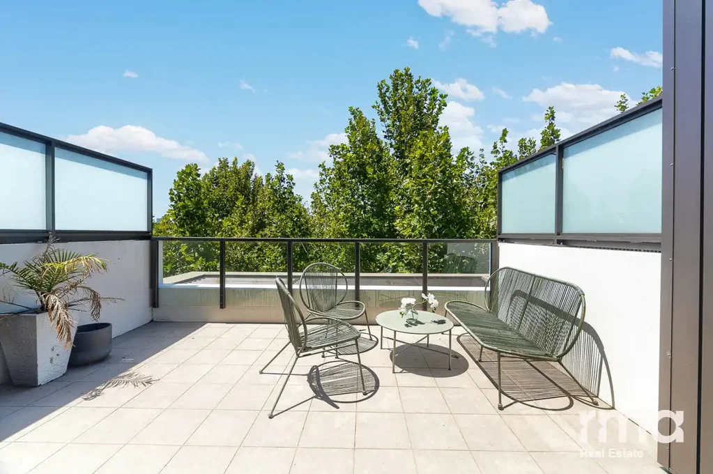 Erskineville 2ห้องนอน Stylish Split-Level Living in Park Sydney with Skylight & Entertainer’s Balcony