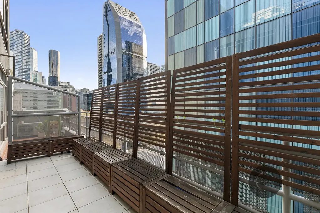 Melbourne 1房 CBD中心地带 宽敞阳台 自然采光充沛 步行生活便利 专业学生首选 Sunlit CBD Living With A Rare Oversized Balcony