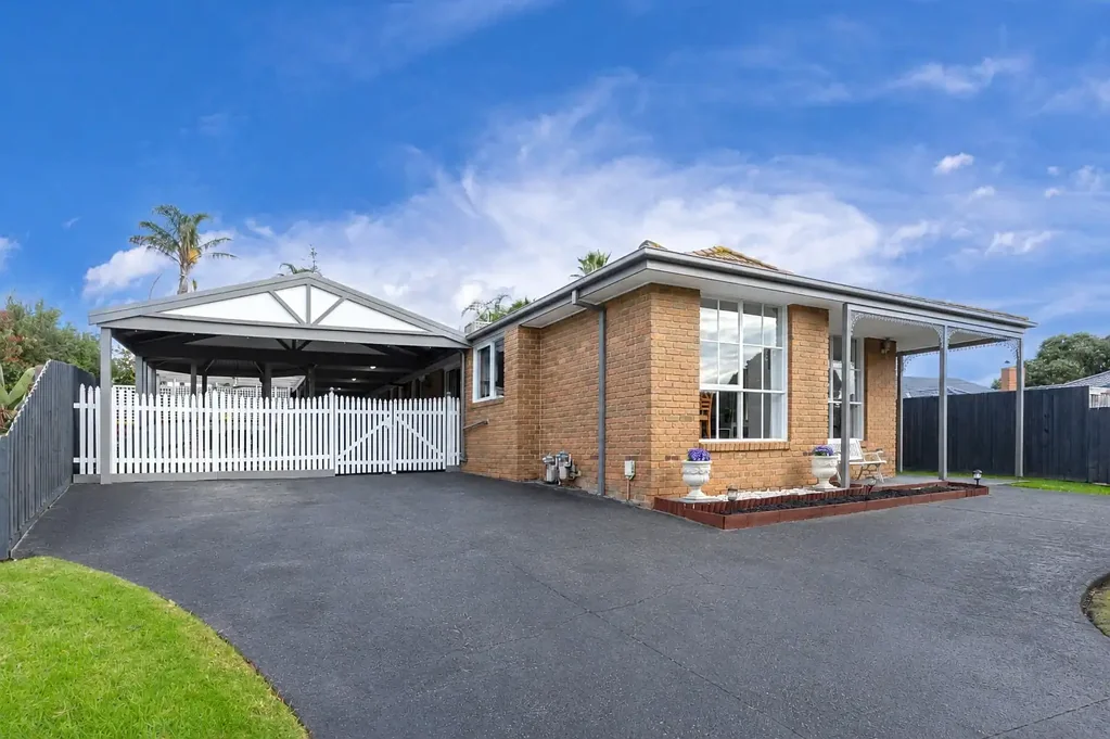 Frankston 5房 Frankston顶级街道 650sqm土地 25 squares空间 北向采光 优质ASKO电器 宽敞主套房 独立第二翼 灵活多住客 娱乐者天堂 遮盖式户外区 Bring the In-Laws – Genuine Dual Living in Prestigious Lakewood