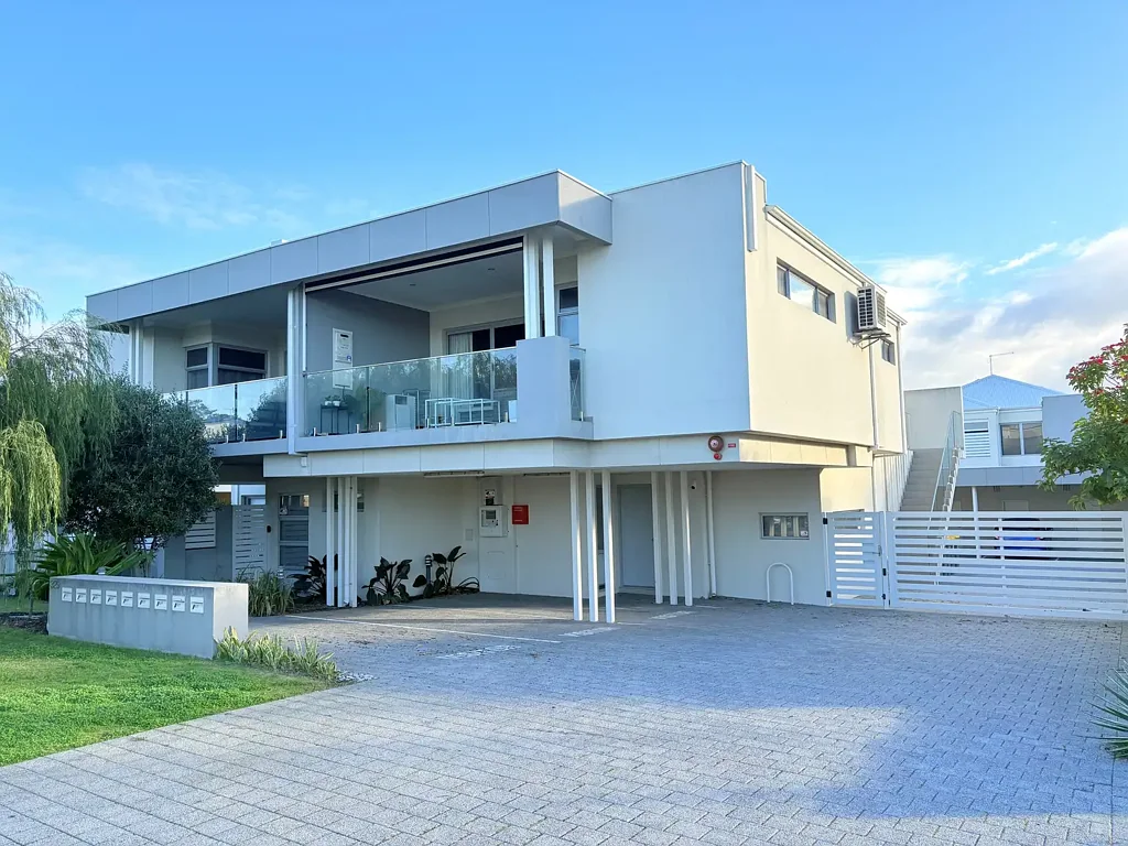 Tuart Hill 2房  Elevated, secure, and secluded – Premium top-floor living in Tuart Hill