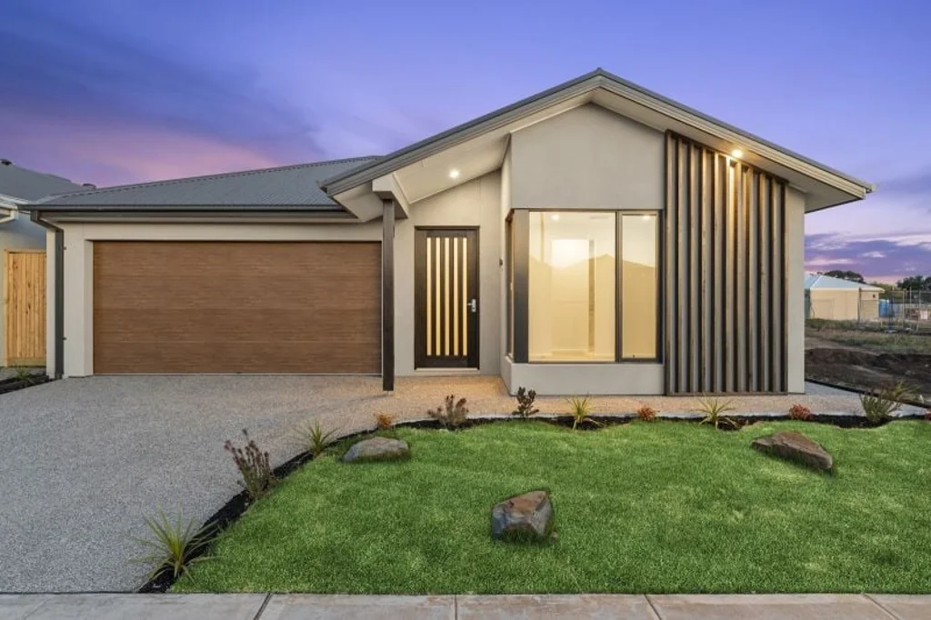 Werribee 4Phòng ngủ Luxury & Elegance Await in this Brand New Custom Built Home in RiverWalk Estate.