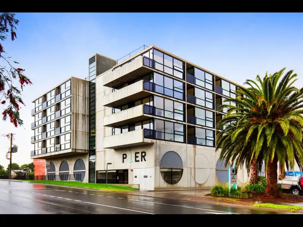Modern Apartment in the Marina Precinct | Besser+Co