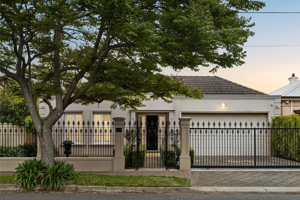 Clarence Park 4Kwarto An architectural statement anchored in Clarence Park's cosmopolitan cachet.…