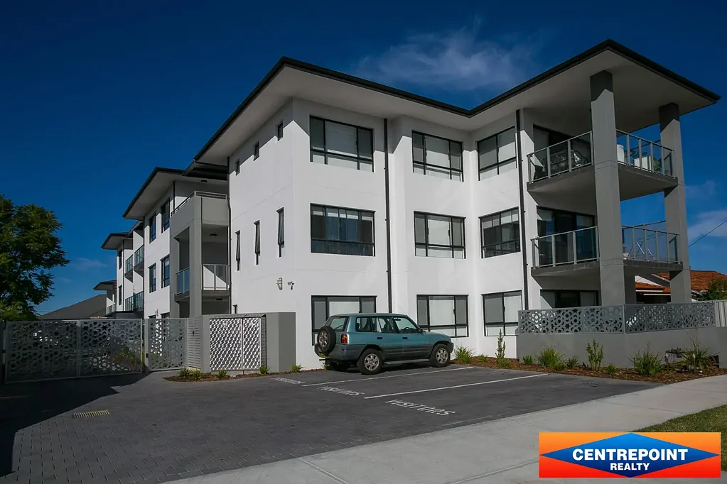 Contemporary 2 Bedroom, 2 Bathroom Apartment + 2 Courtyards!