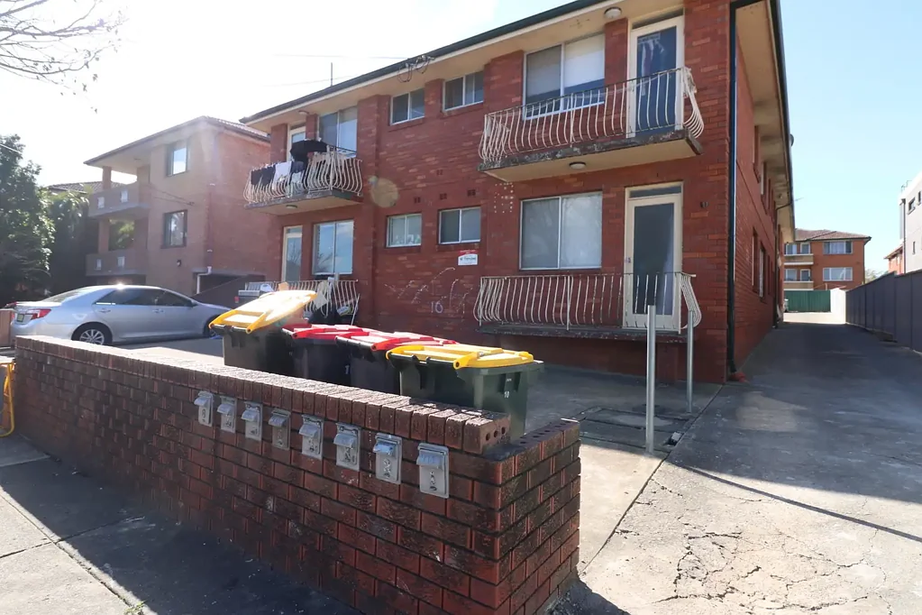 Comfortable 2 bedrooms unit located in a quite street, only a short walk to Wiley Park Train Station, close to schools and shops.