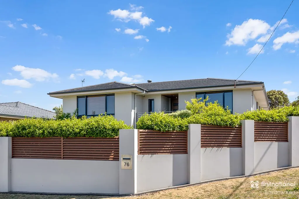 Spencer Park 3部屋 Elevated Living with Views — Move-In Ready Family Gem