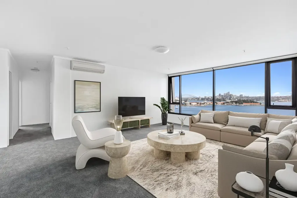 'THORNTON PLACE' SPACIOUS THREE BEDROOM APARTMENT, WITH SPECTACULAR VIEWS