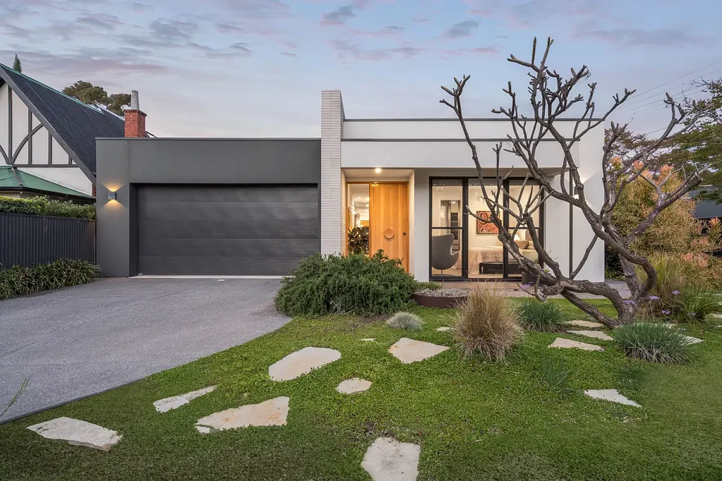 Lower Mitcham 4ਬੈੱਡਰੂਮ One-of-a-Kind Design, Unmatched Lifestyle in Lower Mitcham