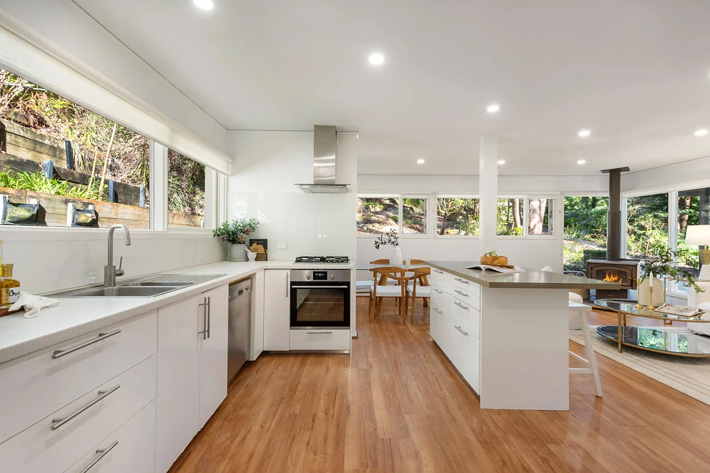 Turramurra 4chambre Single-level ease wrapped in rainforest-like tranquillity, walking distance to Turramurra Public School