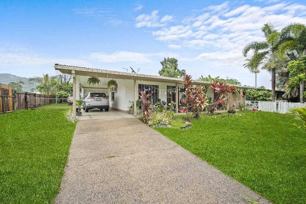 Mooroobool 3ห้องนอน "NEAT and HARD TO BEAT"