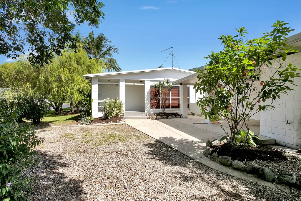 Palm Cove 3房  Contemporary single-level home on a unique corner block.