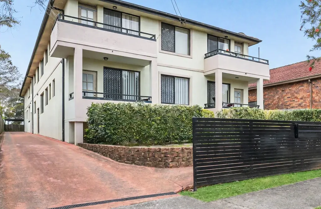 Belmore 2બેડરૂમ Top floor, front facing residence set in refurbished complex